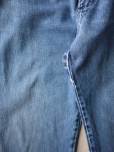 Load image into Gallery viewer, Faded Wrangler Jeans - 36&quot;
