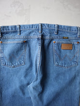 Load image into Gallery viewer, Wrangler Jeans - 36&quot;
